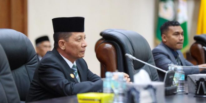 Pj Gubernur Aceh Achmad Marzuki, saat menghadiri Sidang Paripurna DPRA 2023 dalam rangka penyampaian pendapat akhir Gubernur Aceh terhadap Rancangan Perubahan APBA 2023, di Ruang Sidang Paripurna Gedung Utama DPRA, Sabtu malam (30/9)