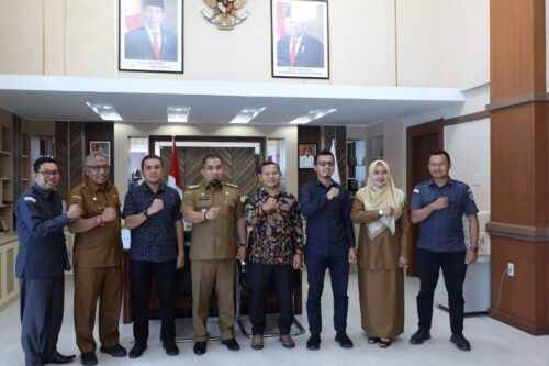 Pj Bupati Aceh Besar Muhammad Iswanto menerima audiensi Panwaslih Aceh Besar di ruang kerja Bupati Aceh Besar, Senin (9/10)