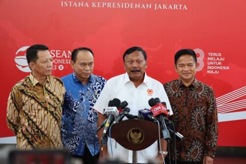 Wakil Ketua I KONI Pusat Suwarno didampingi Pj Gubernur Aceh Achmad Marzuki dan Pj Gubernur Sumut Hasanuddin menggelar konferensi pers usai rapat terbatas persiapan PON Aceh-Sumut Tahun 2024 dengan Presiden Jokowi di Istana Negara, Senin (9/10)