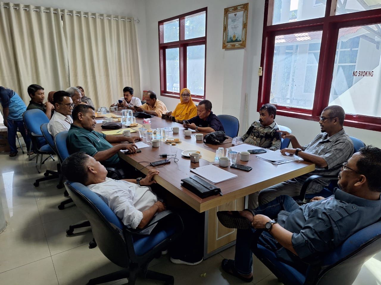 Wakil Ketua Bidang Kesra PWI Aceh Muhammad Saman memimpin rapat pemilihan Pengurus dan Badan Pengawas Koperasi Tinta Emas Aceh di Ruang Rapat Kantor PWI Aceh di Banda Aceh, Selasa sore (10/10). (Foto. Dok. PWI Aceh)