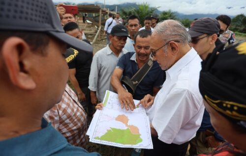 Wali Nanggroe Aceh Malik Mahmud Al Haythar saat meninjau lokasi lahan yang diperuntukkan bagi para mantan kombatan GAM di Aceh Tamiang, Ahad, 15 Oktober 2023