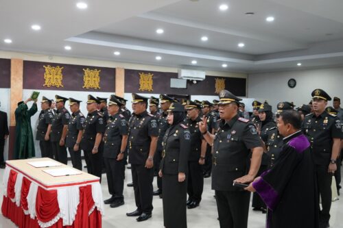 Kakanwil Kemenkumham Aceh Meurah Budiman melantik dan mengambil sumpah 45 pejabat struktural dan fungsional, Senin (16/10) di aula Bangsal Garuda
