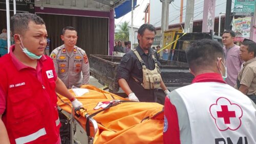 Kapolsek Ulee Kareng Iptu Samsul Bahri bersama Unit Reskrim dan petugas PMI mengevakuasi jenazah korban yang meninggal dunia saat nyetir mobil di Gampong Lamteh, Ulee Kareng, Jum'at (20/10)