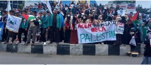 Ratusan massa menggelar aksi Aceh bersatu membela Palestina di Bundaran Simpang Lima, Kota Banda Aceh, Sabtu (21/10)