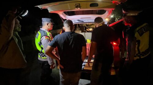 Personel Polres Aceh Besar saat melaksanakan razia di Jalan Banda Aceh-Medan, tepatnya di Simpang Jalan Tol, kawasan Indrapuri, Jum'at malam (20/10)