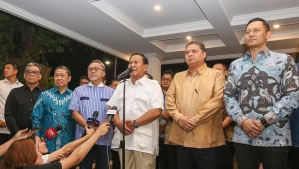 Bakal Cawapres Prabowo Subianto didampingi para ketua umum partai pendukung Koalisi Indonesia Maju mengumumkan secara resmi Gibran Rakabuming sebagai bakal cawapres pendamping Prabowo Subianto di Pilpres 2024, Ahad malam (22/10)