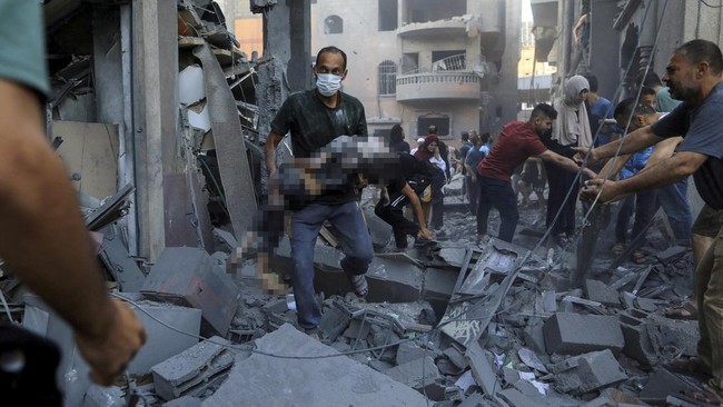Seorang anak ditemukan dari puing-puing bangunan tempat tinggal yang rata akibat serangan udara Israel, di kamp pengungsi Khan Younis di Jalur Gaza selatan. (Foto: EPA-EFE/HAITHAM IMAD)