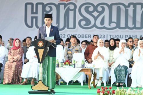 Presiden Joko Widodo memberikan sambutan di hadapan para peserta Apel Hari Santri 2023 di Monumen Tugu Pahlawan, Surabaya, Jawa Timur, Ahad, 22 Oktober 2023