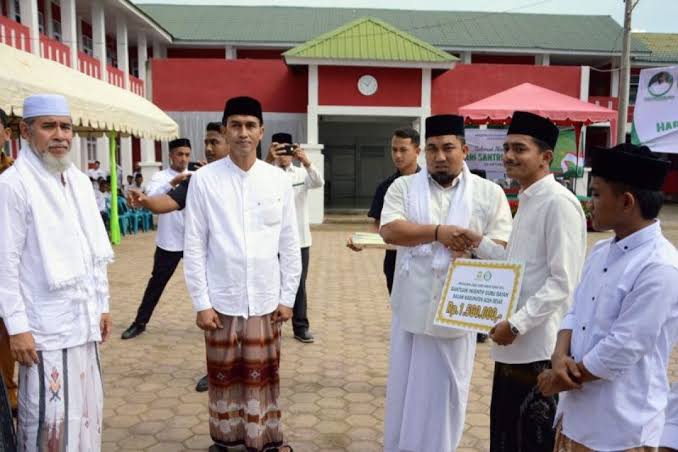 Pj Bupati Aceh Besar Muhammad Iswanto menyerahkan beasiswa santri secara simbolis usai upacara Hari Santri Nasional 2023, di Komplek Dayah Darul Muta'allimin Gampong Meulayo, Kecamatan Blang Bintang, Senin (23/10)