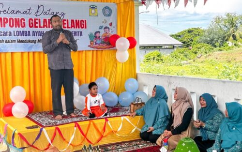 Pj Ketua TP PKK Aceh Ayu Candra Febiola Nazuar didampingi Pj Ketua PKK Aceh Besar Cut Rezky Handayani menyaksikan ayah dari wali murid TK mengikuti kegiatan lomba ayah hebat bercerita di Gampong Neuheun, Kecamatan Masjid Raya, Aceh Besar, Ahad (29/10)