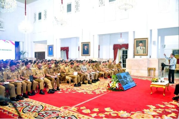 Presiden Joko Widodo memberikan sejumlah arahan kepada para penjabat kepala daerah se-Indonesia pada Senin, 30 Oktober 2023 di Istana Negara, Jakarta