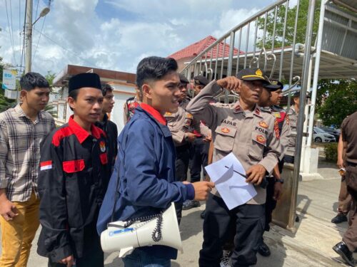 Aliansi Mahasiswa dan Pelajar Anti Korupsi (Alamp Aksi) Aceh meminta Pj Gubernur Aceh Achmad Marzuki menetapkan RAPBA tahun 2024 dengan Peraturan Gubernur (Pergub)