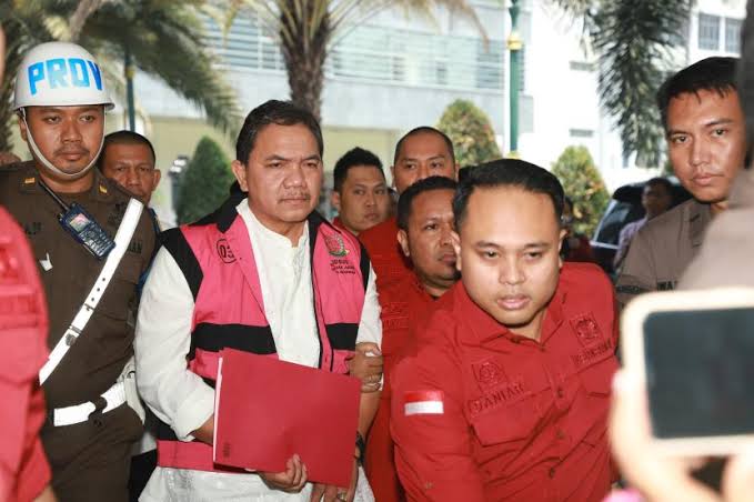 Anggota BPK Achsanul Qosasi tampak mengenakan baju tahanan Kejaksaan Agung setelah menjalani pemeriksaan terkait kasus dugaan korupsi pembangunan menara BTS 4G, Jum'at (3/11)