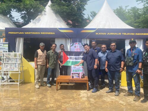 Kadisbudpar Aceh Almuniza Kamal memasukkan donasi ke kotak amal di depan Stand PWI-IJTI di arena PKA-8 Taman Sulthanah Safiatuddin Banda Aceh menandai dimulainya aksi ‘Aceh Peduli Palestina’, Selasa (7/11)