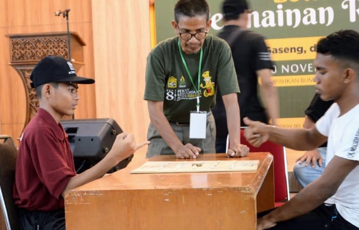 Para peserta mengikuti lomba catoe rimueng dalam permainan Pekan Kebudayaan Aceh (PKA) ke-8 di Museum Aceh, Banda Aceh, Rabu (8/11/2023)