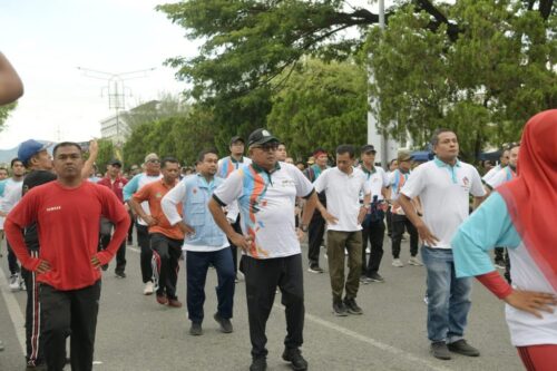 Sekda Aceh Bustami Hamzah beserta para Asisten dan Kepala SKPA, Forkopimda Aceh, Pj Wali Kota Banda Aceh Amiruddin, mengikuti senam bersama KPK RI, di Arena Car Free Day di Jalan Tgk Mohd Daud Beureueh Banda Aceh, Ahad (12/11/2023)