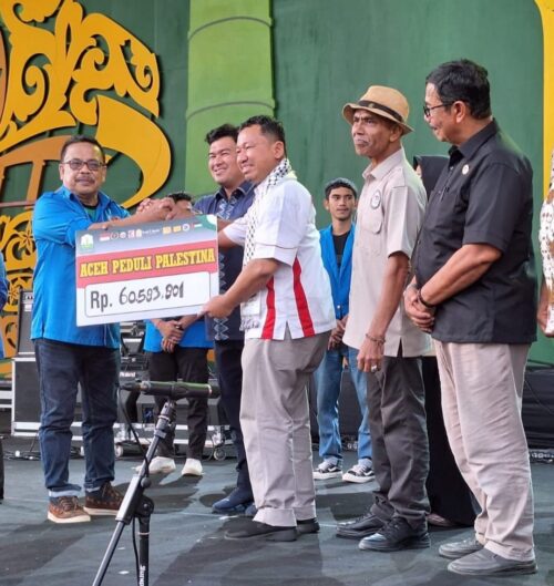 Ketua PWI Aceh Nasir Nurdin disaksikan Kadisbudpar Aceh Almuniza Kamal, Ketua IJTI Aceh Munir Noer, Warek III Unida Dr Bustamam Ali MPd menyerahkan donasi Rp 60.583.901 hasil penggalangan Tim 'Aceh Peduli Palestina' pada penutupan PKA-8 di panggung utama Taman Sulthanah Safiatuddin Banda Aceh, Ahad sore (12/11)