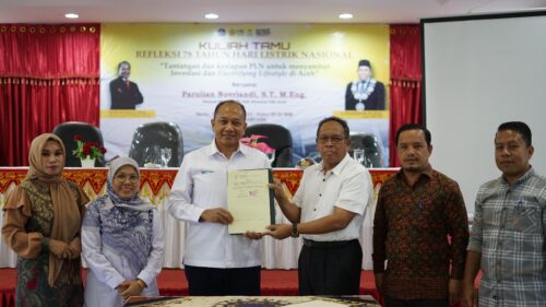 GM dan Srikandi Champion PLN UID Aceh memaparkan kesiapan PLN dalam menyambut investasi dan Electrifying Lifestyle di Aceh pada kuliah umum di FISIP USK Banda Aceh, Senin (13/11)