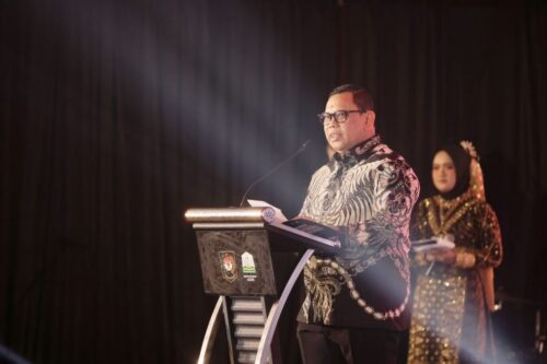 Inspektur II pada Inspektorat Jenderal Kemendagri Abdul Rauf Damenta memberi sambutan pada Rakor Wilayah Pengawasan ‘Penguatan Pengawasan Penyelenggaraan Pemerintah Daerah pada Aspek Program Strategis dan Mandatory Spending 2023, di Ballroom Hotel Hermes Palace Banda Aceh, Senin malam (13/11)