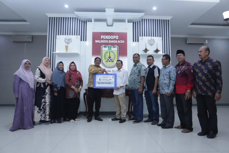 Pj Wali Kota Amiruddin menerima donasi dari keluarga besar Dinas Pendidikan dan Kebudayaan Kota Banda Aceh, Senin malam (13/11) di pendopo