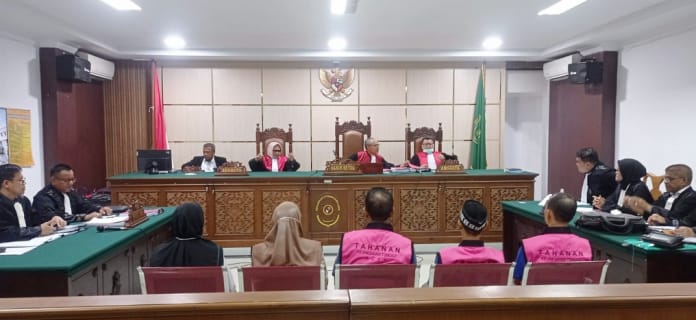 Majelis Hakim menjatuhkan vonis bebas 5 terdakwa korupsi pembangunan monumen Islam Samudera Pasai. Sidang pembacaan putusan digelar di PN Tipikor Banda Aceh, Selasa (14/11)