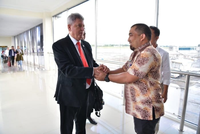 Pj Bupati Aceh Besar Muhammad Iswanto menyambut Duta Besar Palestina untuk Indonesia Zuhair SM Al Shun di ruang VIP Bandara Internasional SIM Blang Bintang, Aceh Besar, Kamis (16/11)
