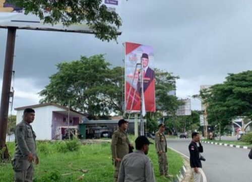 Panitia Pengawas Pemilihan (Panwaslih) Aceh Besar menertibkan ratusan Alat Peraga Kampanye kontestan peserta Pemilu 2024 yang bertebaran di sejumlah titik