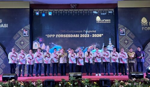 Sekda Aceh Bustami Hamzah foto bersama saat menghadiri Munas FORSESDASI yang diselenggarakan Kemendagri RI di Hotel Lombok Raya, Mataram, Jum'at (17/11/2023)