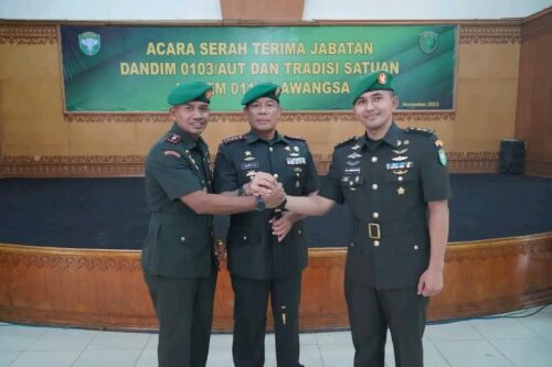 Danrem 011/Lilawangsa Kolonel Kav Kapti Hertantyawan memimpin serah terima jabatan Dandim 0103/Aceh Utara dari Letkol Inf Henderasari Nurhono kepada Letkol Kav Makhyar, putra Aceh asal Pidie, di Aula BTU Kodam IM, di Banda Aceh, Jum’at (17/11)