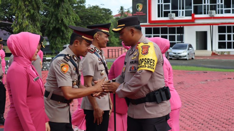 Kapolres Aceh Besar AKBP Carlie Saputra Bustamam memimpin serah terima jabatan Kasat Intelkam di halaman apel Mapolres setempat, Senin (20/11)