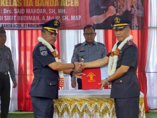 Serah terima jabatan Kalapas Kelas IIA Banda Aceh dari Said Mahdar kepada Edi Budiman, disaksikan Kepala Divisi Pemasyarakatan Kanwil Kemenkumham Aceh Yulius Sahruzah, Selasa pagi (21/11)