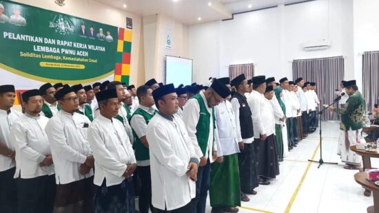 Ketua Tanfidziyah PWNU Aceh Tgk H Faisal Ali mengukuhkan 17 lembaga PWNU Aceh masa khidmah 2021-2026 di Asrama Haji Banda Aceh, Rabu (22/11)