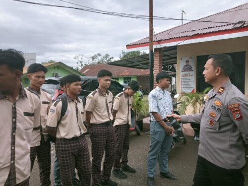 Personel Polsek Ulee Kareng mengamankan sejumlah pelajar dari salah satu SMA di Banda Aceh yang tidak masuk sekolah ditemukan di salah satu warung kopi kawasan Jalan Politeknik Aceh Gampong Lambhuk Kecamatan Ulee Kareng Kamis pagi (23/11). (Foto: Dok. Polsek Ulee Kareng)