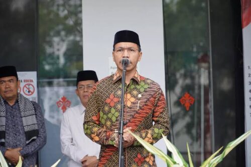Ketua DPRK Banda Aceh, Farid Nyak Umar memotivasi kafilah yang akan mengikuti MTQ ke-36 di Simeulue saat pelepasan Kafilah MTQ Banda Aceh, di halaman kantor Wali Kota Banda Aceh, Jumat (24/11). (Foto: Humas DPRK Banda Aceh)