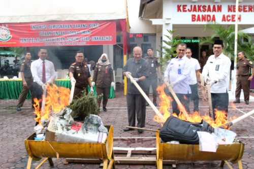 Kejari Banda Aceh memusnahkan barang bukti dan barang rampasan dari bulan Maret sampai November 2023, di halaman Kantor Kejari setempat, Senin (27/11). (Foto. Dok. Kejari Banda Aceh)
