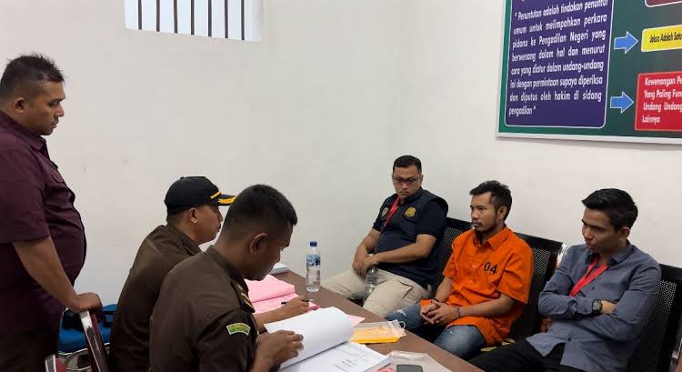 Kejari Banda Aceh, Selasa, 28 November 2023 telah menerima Tahap II penyerahan tersangka dan barang bukti atas nama Muhammad Ishak Alias Abu Laot. (Foto: Dok. Kejari Banda Aceh)