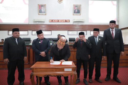Pj Bupati Aceh Besar Muhammad Iswanto didampingi Sekda Sulaimi bersama DPRK Aceh Besar menyetujui dan mensahkan Qanun Pajak dan Retribusi Daerah dalam Sidang Paripurna DPRK Aceh Besar, Selasa (28/11)