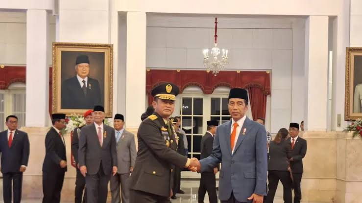 Presiden Joko Widodo resmi melantik Letjen Maruli Simanjuntak sebagai Kepala Staf Angkatan Darat (KSAD), Rabu (29/11)