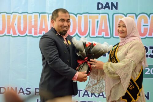 Pj Bupati Aceh Besar Muhammad Iswanto menyerahkan bucket bunga kepada Cut Rezky Handayani usai dinobatkan sebagai Bunda Lestari Aceh Besar, Rabu (29/11)