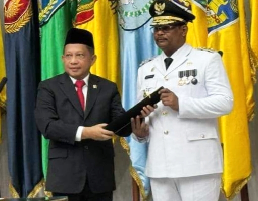 Mendagri Tito Karnavian melantik putra Aceh Safrizal ZA sebagai Pj Gubernur Kepulauan Bangka Belitung (kanan). (Foto: Puspen Kemendagri)