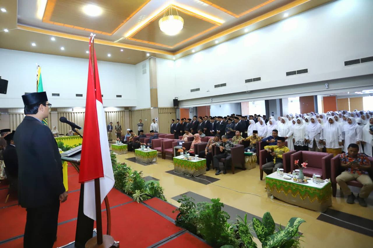Rektor UIN Ar-Raniry Prof Dr Mujiburrahman mengukuhkan 357 lulusan guru profesional pada Prodi Pendidikan Profesi Guru (PPG) Dalam Jabatan Batch 1 tahun 2023 di aula Hotel Grand Nanggroe Banda Aceh, Sabtu (4/11)