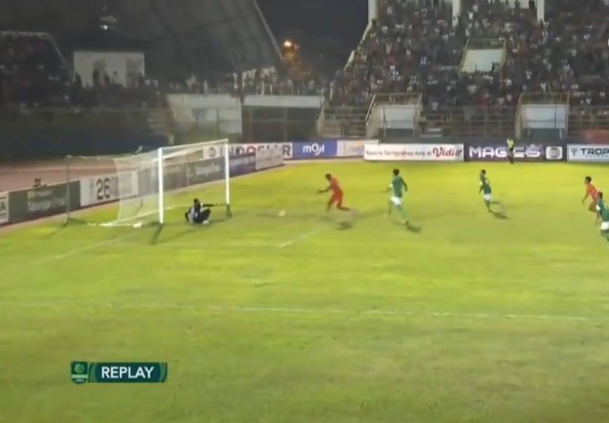 Pemain Persiraja Mahamane Toure saat mencetak gol ke gawang PSMS Medan pada menit 50 yang dianulir oleh wasit