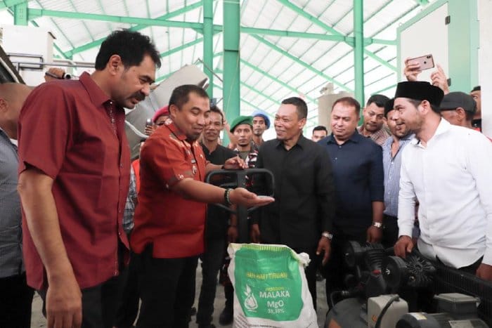 Pj Bupati Aceh Besar Muhammad Iswanto bersama Ketua KPA Muzakir Manaf atau Mualem meninjau Pabrik Pupuk Magnesium di Gampong Lam Ara Tunong, Kecamatan Kuta Malaka, Kamis (2/11)
