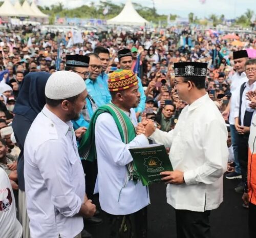 Ketua Umum PAS Aceh Tgk Bulqaini Tanjungan menyerahkan surat dukungan kepada Calon Presiden Anies Baswedan, Rabu (1/11) di Lapangan Bumi Gas, Tanah Luas Aceh Utara