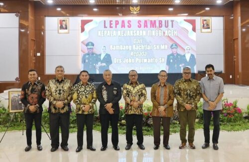 Lepas Sambut Kepala Kejaksaan Tinggi Aceh dari Bambang Bachtiar SH MH kepada Drs Joko Purwanto SH di Gedung Serbaguna Kejati Aceh, Kamis malam (2/11)