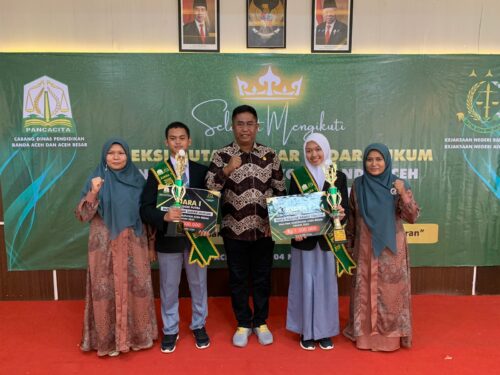 Kajari Aceh Besar Basril G SH MH bersama Ibnu Aqil dan Haura Athifah Mawardi, siswa/siswi SMA Negeri Modal Bangsa yang meraih juara 1 Seleksi Duta Pelajar Sadar Hukum Aceh Besar