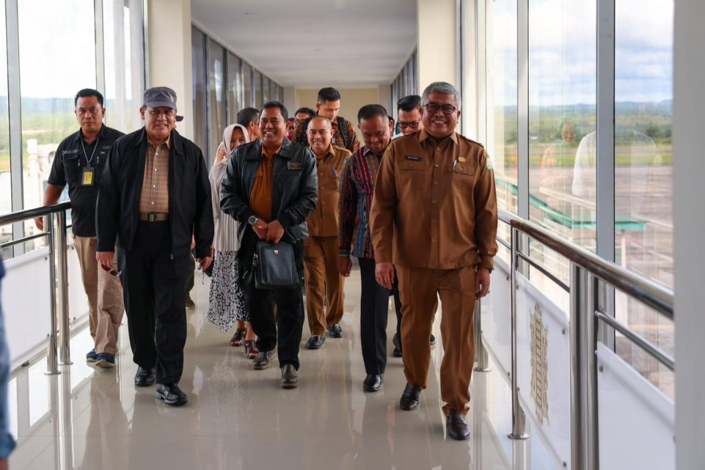 Sekda Aceh Bustami Hamzah bersama Kepala Inspektorat Aceh Jamaluddin menyambut kedatangan Ketua KPK Firli Bahuri beserta rombongan, di ruang VIP Bandara SIM Blang Bintang, Aceh Besar, Selasa (7/11)