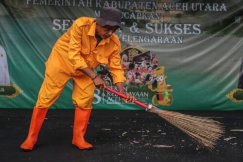 Warga kota Banda Aceh turut dilibatkan dalam tim petugas kebersihan untuk menjaga lingkungan komplek Taman Sulthanah Safiatuddin, lokasi utama perhelatan PKA ke-8