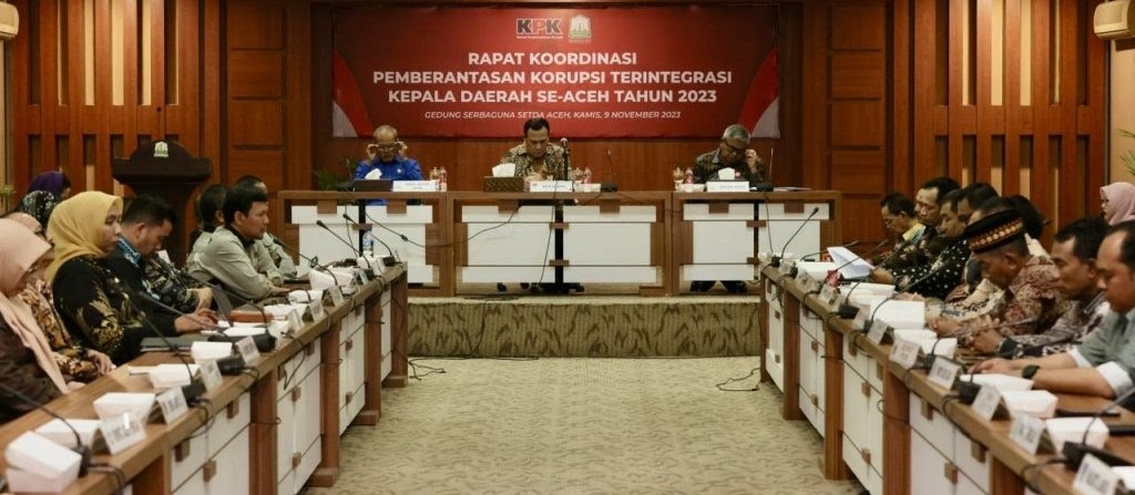 Sekda Aceh Bustami Hamzah bersama Wakil Ketua DPRA Dalimi dan para Pj Bupati/Wali Kota se-Aceh, mengikuti Rapat Koordinasi Pemberantasan Korupsi Terintegrasi Kepala Daerah se-Aceh tahun 2023 yang dipimpin Ketua KPK Firli Bahuri di Gedung Serbaguna Kantor Gubernur Aceh, Kamis (9/10)