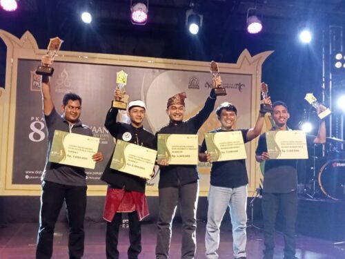 Seniman Aceh Besar M Nur Lamnga menjadi juara pertama pada Lomba Mengarang dan Baca Hikayat PKA ke-8 di Kompleks Taman Budaya Kota Banda Aceh, Jum'at siang (10/11)